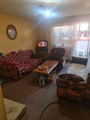 Inđija dvosoban stan 64m2 HITNO!