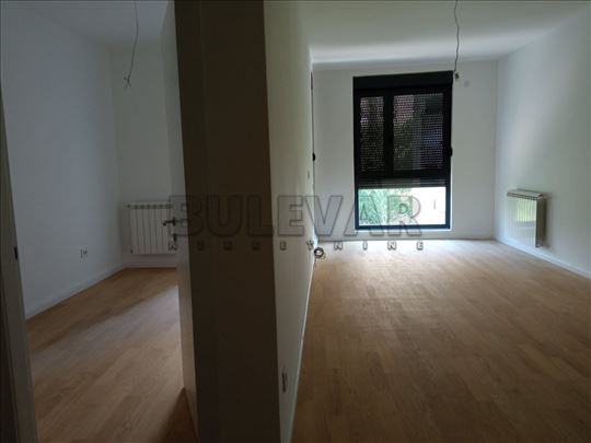 Izdaje se poslovni prostor 54m2 u blizini Doma Zdr