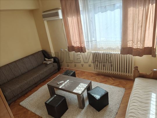 Izdaje se trosoban stan u centru Niša, 65m2