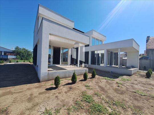  Vila na prodaju u Ugrinovcima 