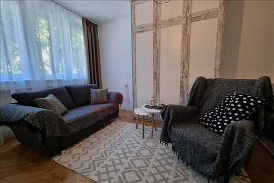 Banovo brdo, Šumarski fakultet, 33 m²
