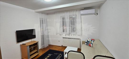 Izdaje se odličan, svetao, kompletno namešten stan