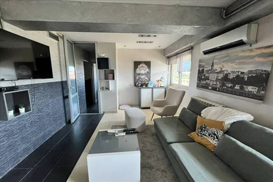 Izdajemo, Džordža Vašingtona, Botanička bašta 85m²