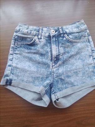 Kratke svetle pantalone