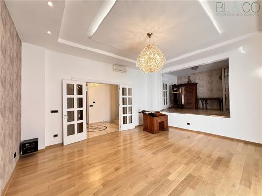 Moderna kuća sa dvorištem u mirnoj ulici