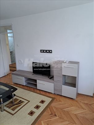 Stan 73* u strogom centru Niša