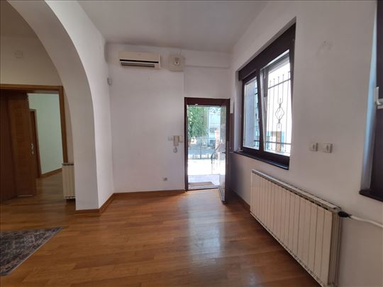 Trosoban stan u mirnom delu Banovog brda