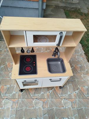 Drvena kuhinja sa raznim dodacima