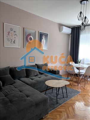 Izdaje se 1.5  stan, 35m2, 2. sprat, Pravni fakult