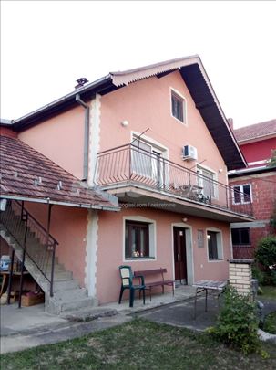 Izdaje se sprat u kući 