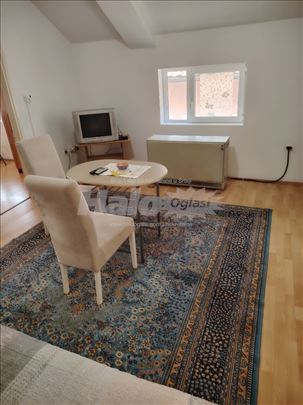 Izdajem dvosoban stan na Altini