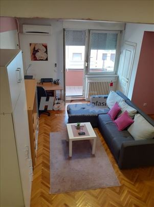 Izdajem trosoban stan za studente, Novi Sad
