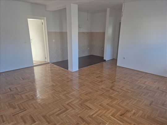 Kolonija, 43m2 (73m2), parking, bez ulaganja