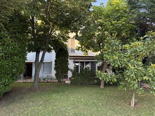 Luksuzna kuca od 900 m² sa bazenom i velikim dvori