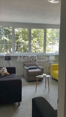 N.Bg, odlična lokacija-100m2 nenamešten,renoviran