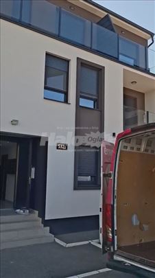 Na prodaju poslovni prostor u Surčinu + parking