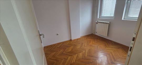 Nov,polunamešten stan na Keju