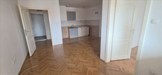 Nov,polunamešten stan na Keju