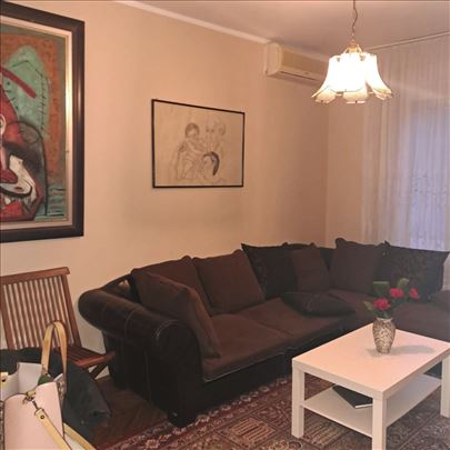 Renoviran dvosoban stan na Dorćolu