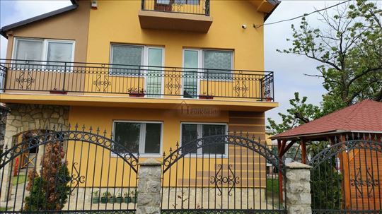 Surčin Bečmen, 2 kuće sa garažon na 5,5 ari placa