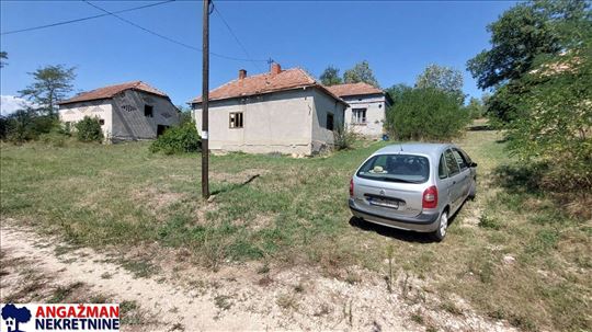 Bor, Šarbanovac - tri kuće 152kvm + 57,57ari