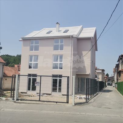 Poslovni prostor 400 m2 ,plac 8 ari sa parkingom