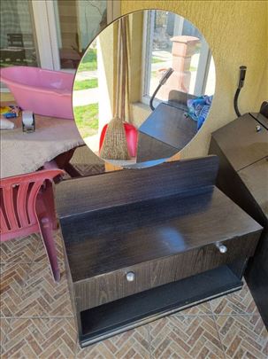 Prodajem sto za sminkanje