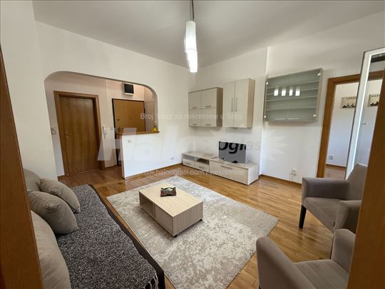 Vlasnik prodaje namestenu nekretninu sa garazom