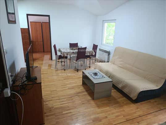 1.5 stan u okviru porodične kuće na Banjici 