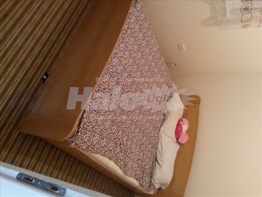Izdajem stan 42 m2