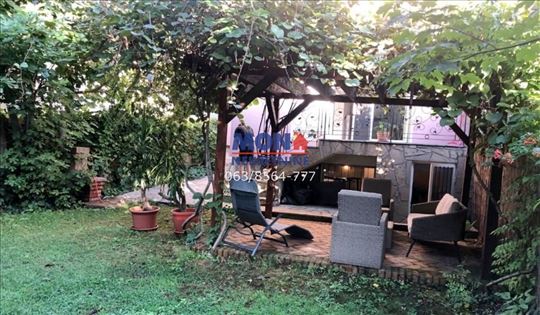 Kuća na Senjaku sa dvorištem, 4.0, 260m2, garaža