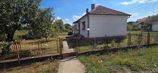 Kuća sa okućnicom   pov.1ha na samo 6 km od centra