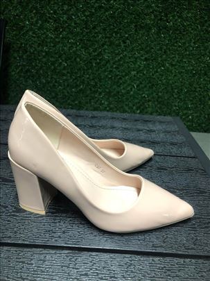 Lakovane roze salonke