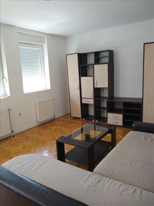 Lep dvosoban stan na Novom Naselju