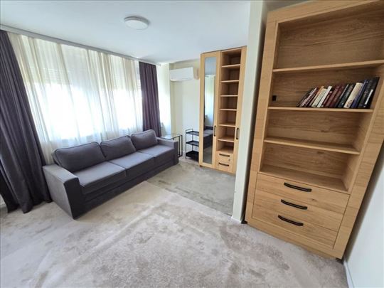 Odlična lokacija, 2.0 renoviran,useljiv ID#818439