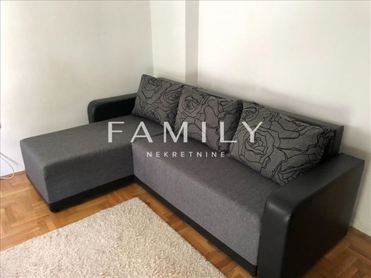Prodaje se namešten jednosoban stan na Bulevaru Ev