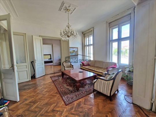 Raskošan salonac, Slavija