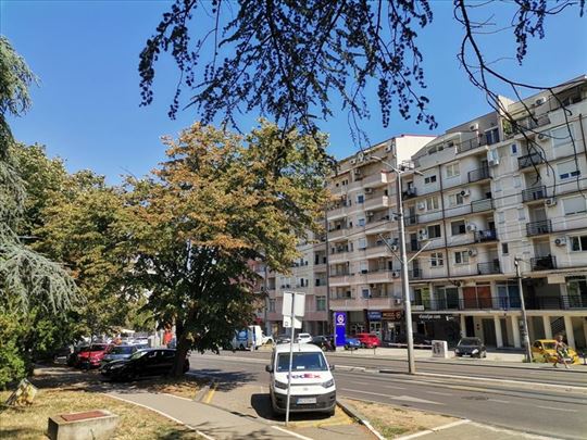 Voždovac, Vojvode Stepe, lokal sa izlogom,uknjižen