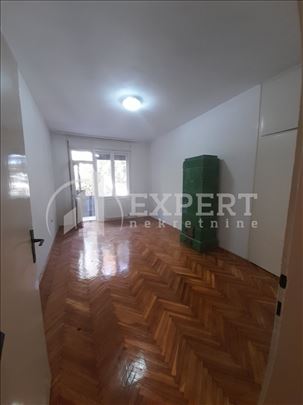 Izdaje se nenamešten stan u centru,66m2