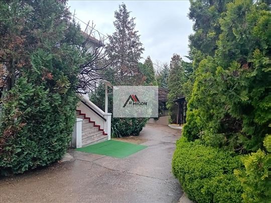 Kuća na Dedinju, 330m2, dvorište, 4 garažna mesta