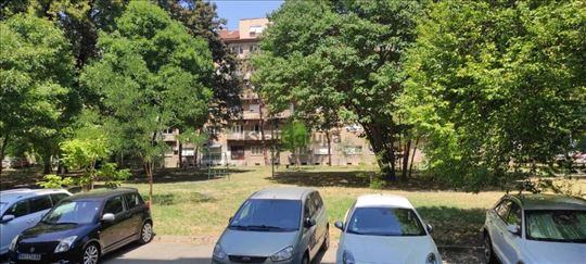 Odličan stan za renoviranje u Paviljonima