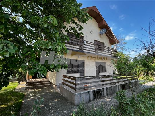 Ratari - Dve porodične kuće na 26 ari placa
