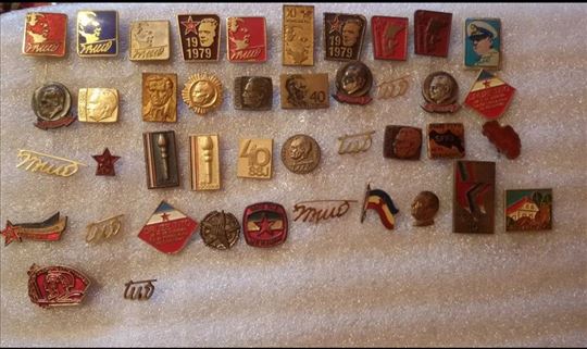 Tito značke sa Titovim likom i potpisom 