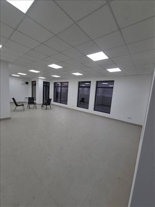 Izdaje se lokal – 78,38 m² – Centar Jakova
