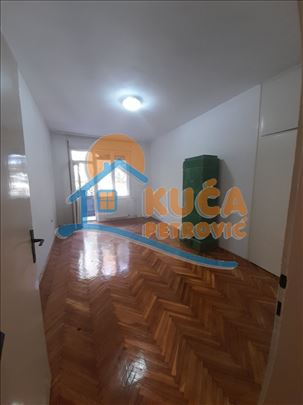 Izdaje se nenamešten stan u centru,66m2