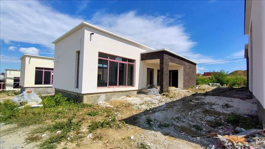 6 novih kuća sa bazenom, Glumčevo brdo