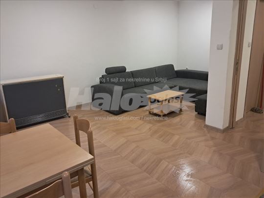 Lep namesten stan u blizini SC Olimp