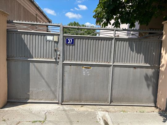 Metalna kapija polovna sa interfon bravom