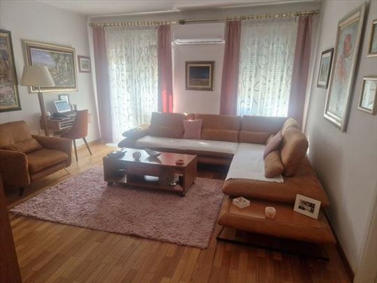 Odličan, renoviran stan, Pravni fakultet, ID 4063