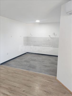 Pećinci stan 67m2 garža 
